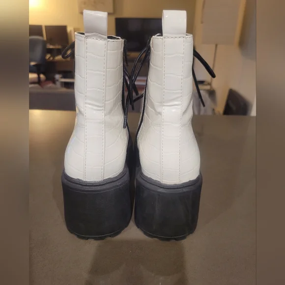 NWOT Forever 21 white boots - Picture 2 of 10